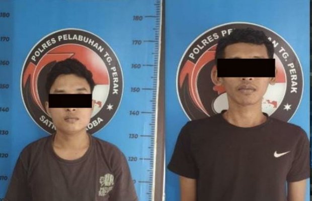Foto : Dua tersangka dan barang buktinya saat diproses di Polres Pelabuhan Tanjung Perak Surabaya 