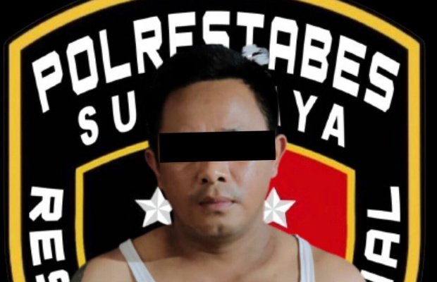 Foto: Tersangka dan barang buktinya saat berada di Polrestabes Surabaya 