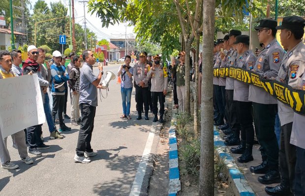 Foto: Demo APS saat melakukan aksi demo ke Bank BSI