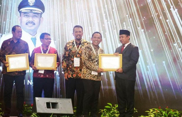 Foto : Bupati Lumajang saat terima penghargaan
