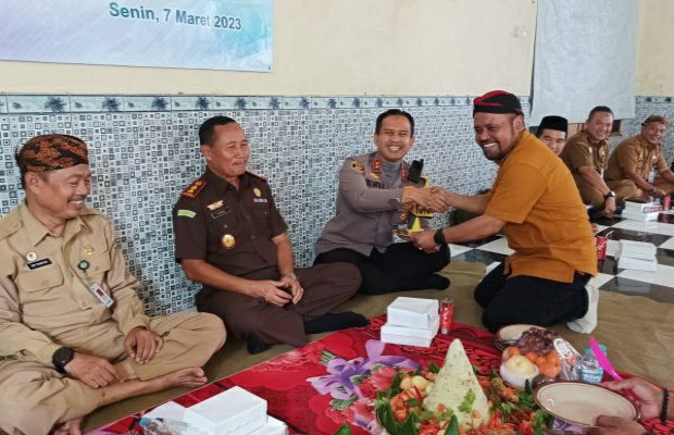 Foto: Ketua SMSI menyalami Kapolres Sumenep di ulang tahunnya yang ke- 6
