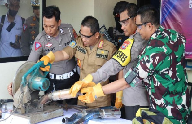 Foto : pemusnahan barang bukti kenalpot brong