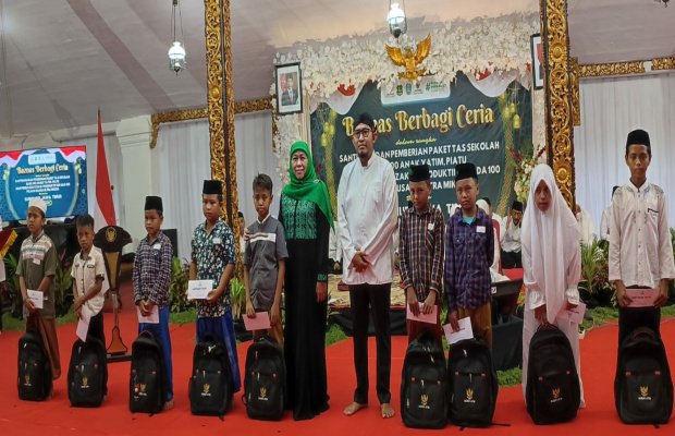 Foto: Gubernur Jawa Timur Khofifah Indar Parawansa bersama Bupati Sumenep Achmad Fauzi serta beberapa anak penerima santunan