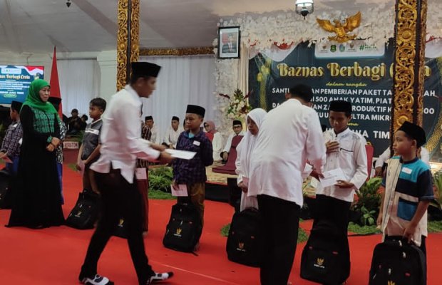 Foto: Baznas Jatim saat memberikan santunan kepada anak yatim di Sumenep 