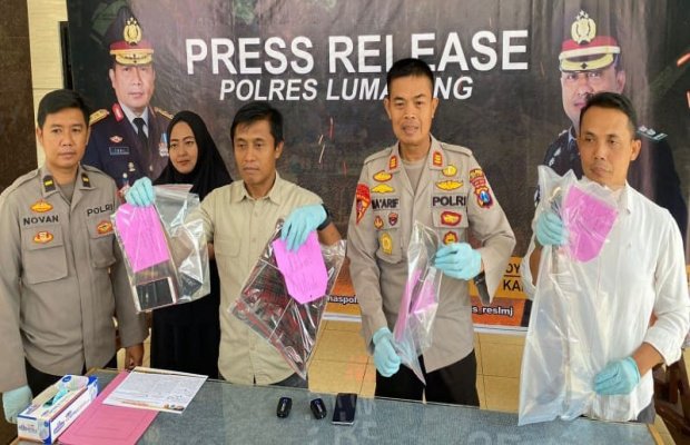 Foto : petugas tunjukkan barang bukti pada awak media