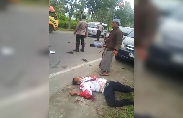 Foto: Seorang demonstran usai dibacok OTK