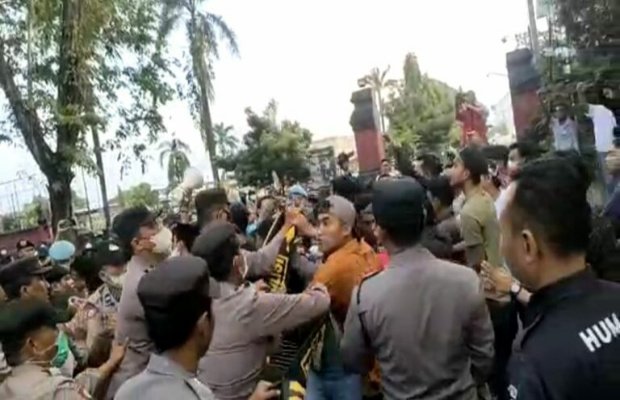Foto: Massa aksi saat bersitegang dengan aparat Kepolisian