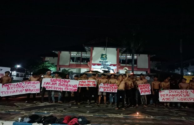 Foto: Sejumlah aktivis yang tergabung dalam Aliansi Mahasiswa Sumenep (AMS) saat menggelar aksi mimbar bebas
