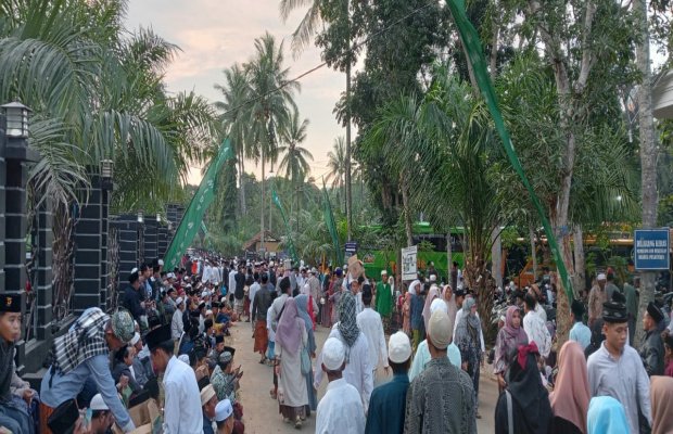 Foto: Para jemaah saat menghadiri Haul RKH. Abd Hamid Bin Itsbat PP. Banyuanyar