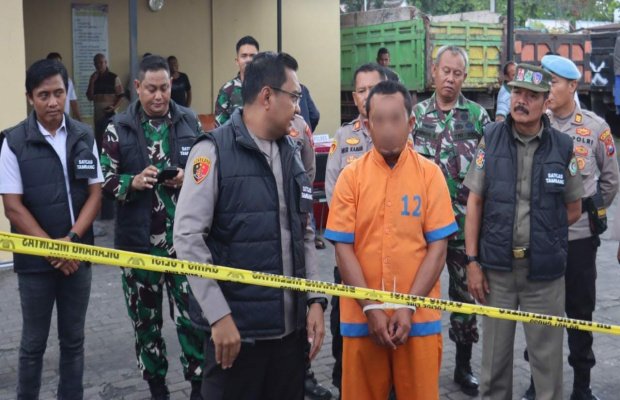 Foto : tersangka saat diinterogasi