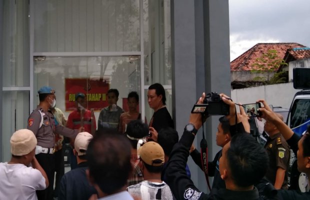 Foto: Tiga orang tersangka penyelundupan pupuk bersubsidi saat diserahkan ke Kejaksaan