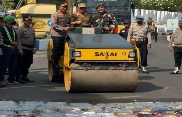 Foto : Kapolres, Bupati bersama Dandim 0821 saat melakukan pemusnahan