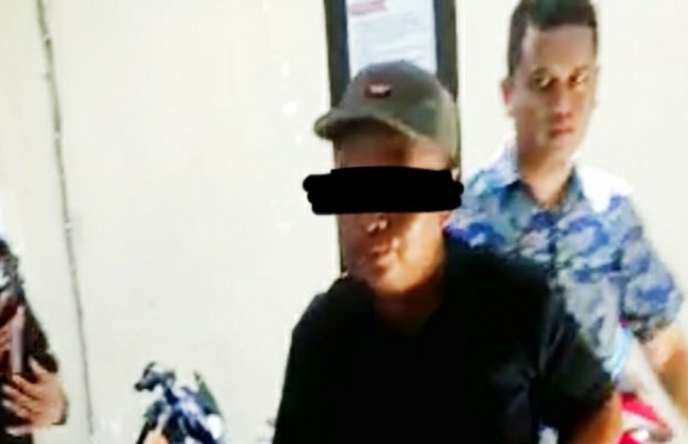 Foto : oknum kades dikawal petugas