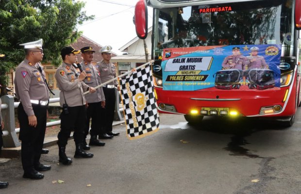 Foto: Kapolres Sumenep Akbp Edo Satya Kentriko saat berangkatkan bus balik gratis