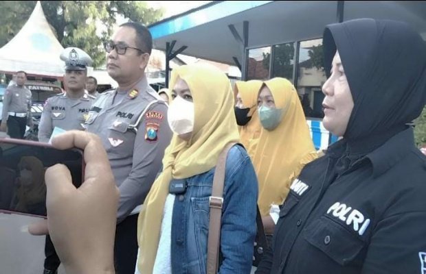 Foto: "Komunitas Kendedes New" Saat Melakukan Permintaan Maaf Disaksikan Kasat Lantas Polres Sumenep AKP Alimuddin Nasution dan Kasi Humas Polres Sumenep AKP Widiarti S, Rabu (3/5/2023).