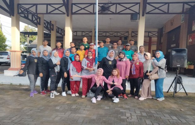 Foto: Plt Camat Rubaru, Indra Hernawan (kaos biru) Saat sesi Foto Bersama dengan sejumlah OPD di Halaman Kantor Kecamatan, Jumat (5/Mei/2023).