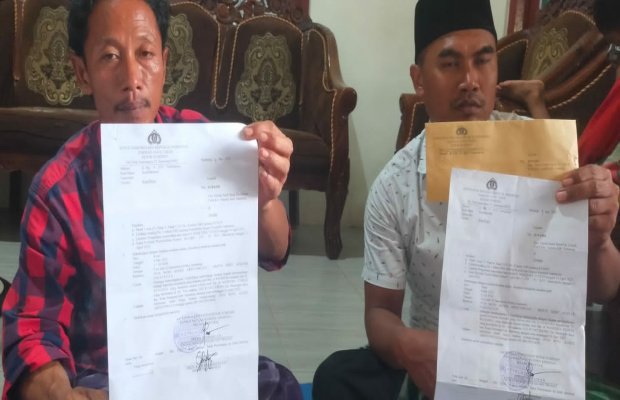 Foto: Warga Gersik Putih menjukkan bukti lapor