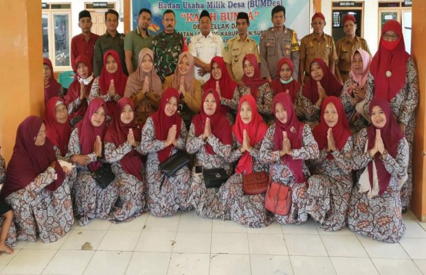 Foto: Kader Desa Siaga Ellak Daya Melakukan Foto Bersama Dengan Perangkat Desa dan Pihak Kecamatan Lenteng, Sumenep