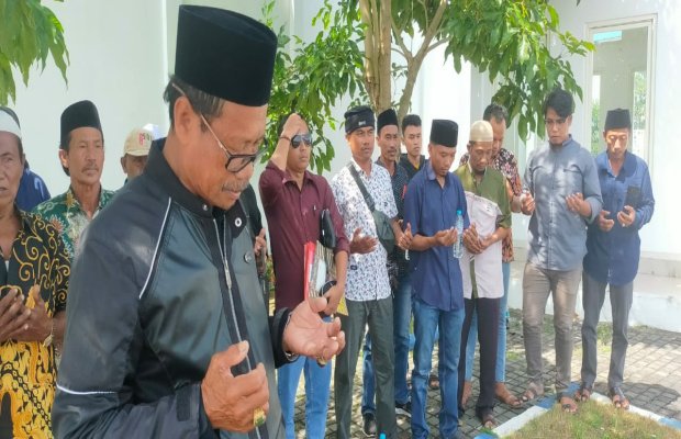 Foto: Puluhan warga Gersik Putih mendoakan empat rekannya yang sedang dipolisikan pengusaha