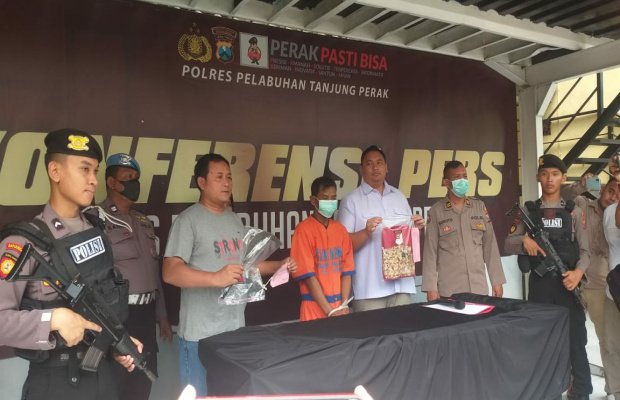 Foto: Tersangka pembacokan saat diamankan Polisi