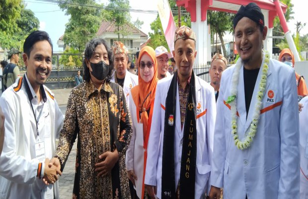 Foto : Setibanya rombongan PKS di KPU Lumajang