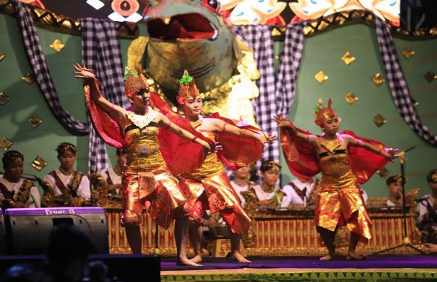 Foto: Pemkab Jember berkolaborasi dengan Pemkab Jembrana menggelar Parade Budaya dan Pentas Seni di Alun-alun Kota