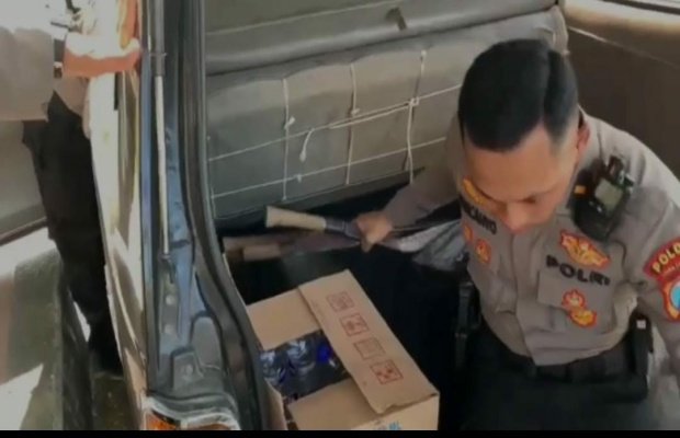 Foto : Polisi saat melakukan razia sajam