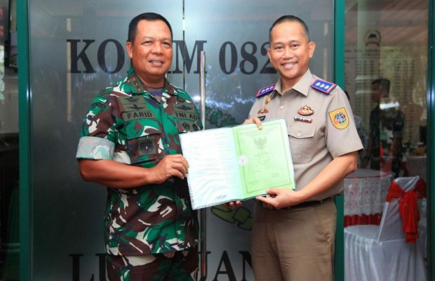 Foto : Penyerahan sertifikat tanah oleh Kepala BPN Lumajang kepada Pangdam V Brawijaya