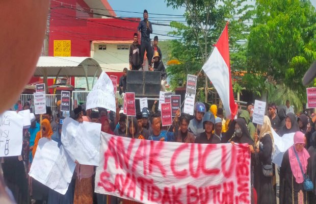Foto: Warga Gersik Putih saat melakukan aksi demo di kantor bupati