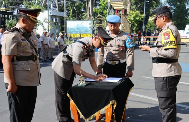 Foto : penandatanganan surat serahterima jabatan