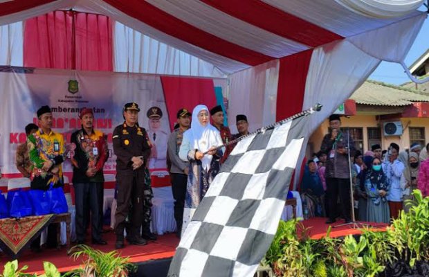 Foto: Wabup Sumenep, Dewi Khalifah Melepas CJH Asal Kabupaten Sumenep di GOR A Yani Sumenep