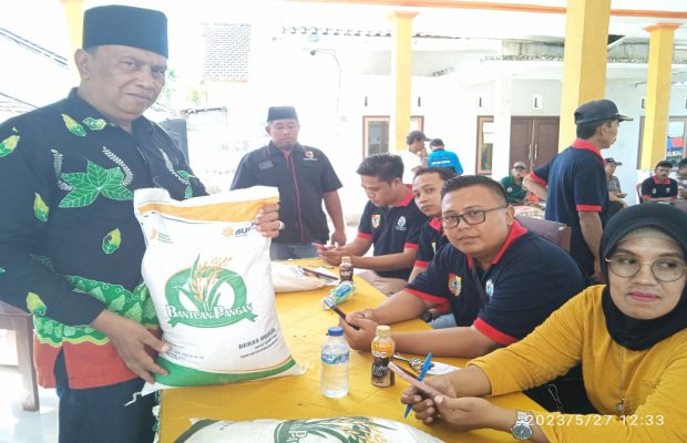 Foto: Kades Pakusari saat memberikan cadangan pangan pemerintah
