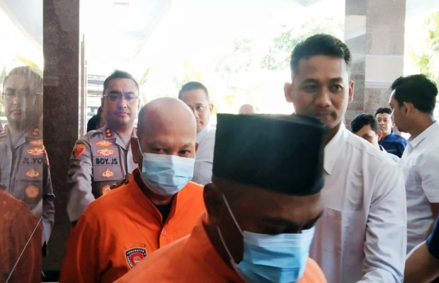 Foto : Dua tersangka diapit petugas