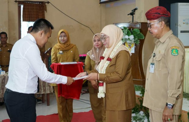 Foto: Wakil Bupati Sumenep saat menyerahkan Petikan Keputusan Bupati Sumenep Tentang PPPK Jabatan Fungsional Tenaga Guru 2022