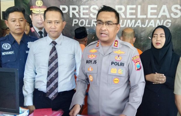 Foto : Kapolres Lumajang saat memimpin press release