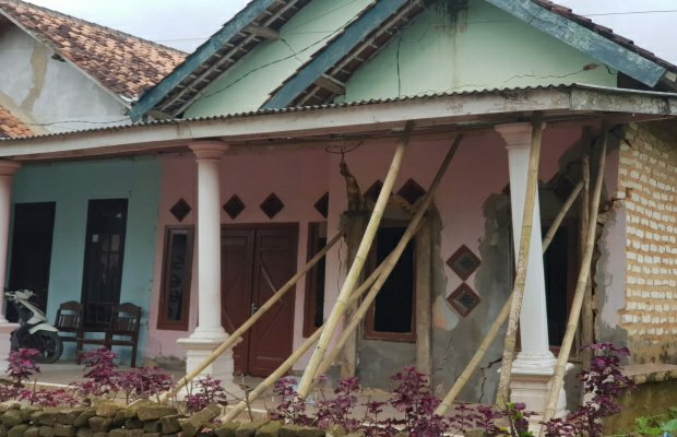 Foto: Salah satu rumah warga terdampak galia c ilegal ditopang pakai bambu