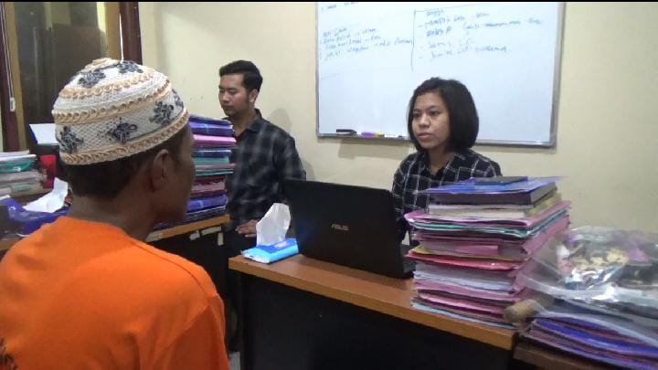 Foto : Pelaku saat menjalani pemeriksaan