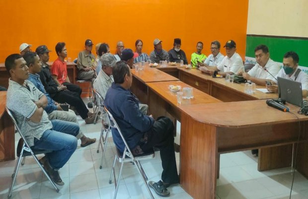 Foto : suasana saat pertemuan di Aula Dinas PU Kabupaten Lumajang.