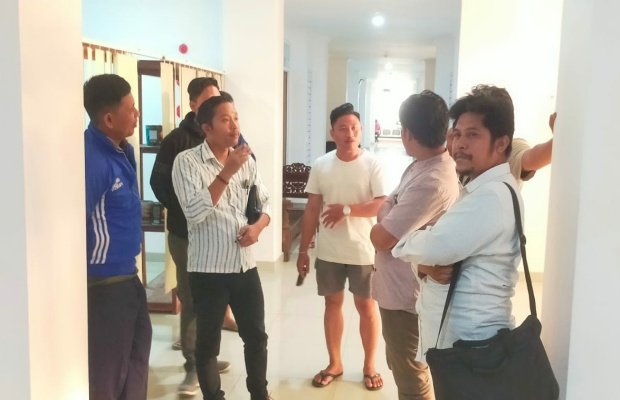 Foto: Warga didampingi kuasa hukumnya saat melaporkan balik Kades Gersik Putih dan Penggarap 