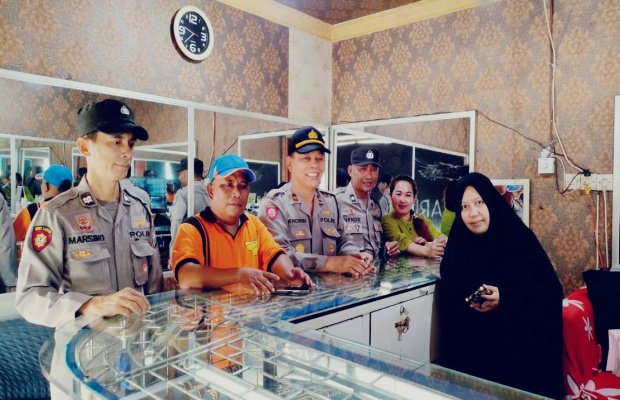 Foto : Penyampaian pesan Kamtibmas disalahsatu toko di Pasar Klakah