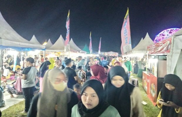 Foto: Antusias Pengunjung di Pembukaan Lenteng Expo 2022, Senin malam, (5/6/2023).
