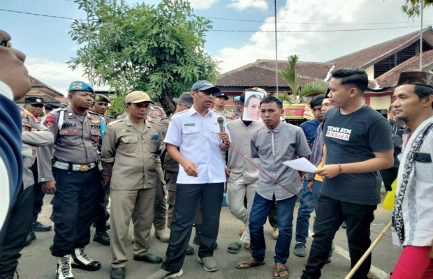 Foto: Kabid Bina Marga PUTR Sumenep, Agus Adi Hidayat Saat Menemui Masa Aksi GPS-Desa di Depan Kantor PUTR Sumenep, Rabu, (7/6/2023).