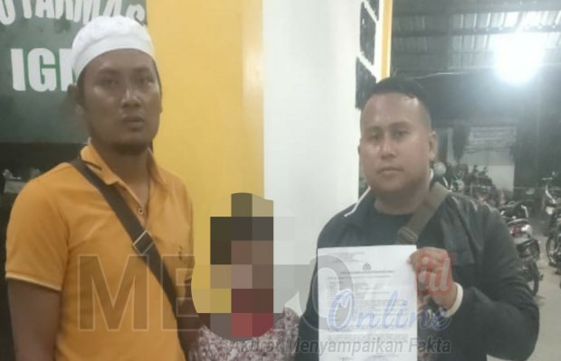 Foto : Abu Noto orang tua korban (Baju kuning)