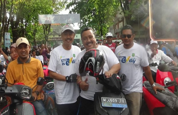 Foto: Ketua Gesit Sumenep Achmad Dzulkarnain bersama Sekda dan beberapa pengguna motor listrik