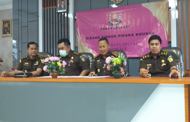 Foto: Kajari Sumenep, Trimo, SH.MH didampingi Kasi Pidsus, Doni Suryahadi Kusuma, SH.MH, Kasi Intel, Moch. Indra Subrata, SH.MH dan Kasi Datun, Slamet Pujiono, SH.MH. mengakhiri kegiatan rilis Aula lantai II Kejari Sumenep