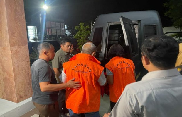 Foto: Suami Istri Asal Gorontalo saat akan dibawa ke rutan klas II B Sumenep