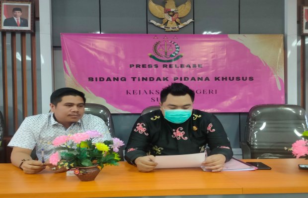 Foto: Kepala Seksi Pidana Khusus (Kasi Pidsus) Kejaksaan Negeri (Kejari) Sumenep, Dony Suryahadi Kusuma saat  menyampaikan press release