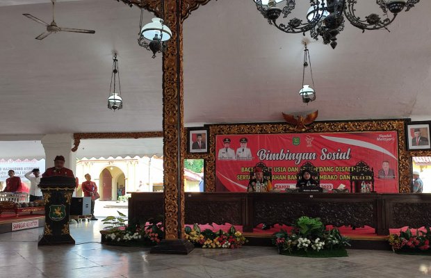 Foto: Kepala Dinsos P3A Sumenep Achmad Dzulkarnain saat memberikan sambutan pada kegiatan Bimbingan Sosial bagi Lansia dan penyandang Disabilitas