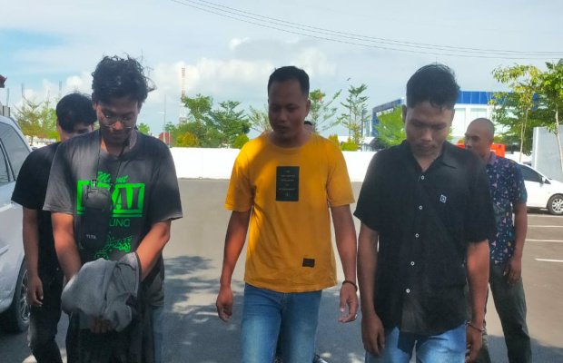 Foto: Warga Gersik Putih saat menghadiri panggilan Polisi