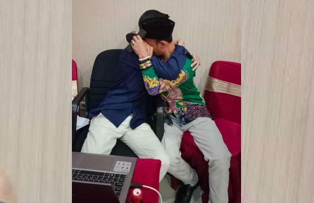 Foto: Divisi Perencanaan dan Data Syaifurrahman beserta staf yang terlihat berpelukan setelah penetapan DPT